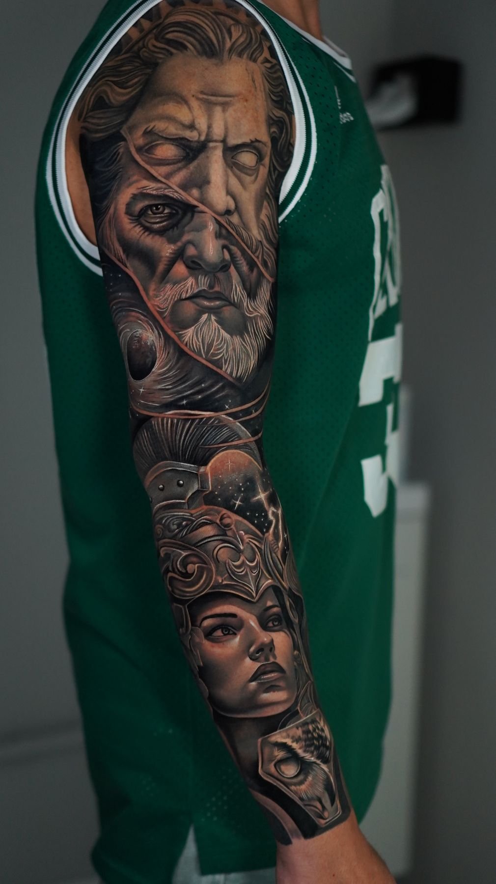 Tatuaje de manga completa de temática mitológica griega, rostro masculino y guerrera, estilo realismo Black and Grey