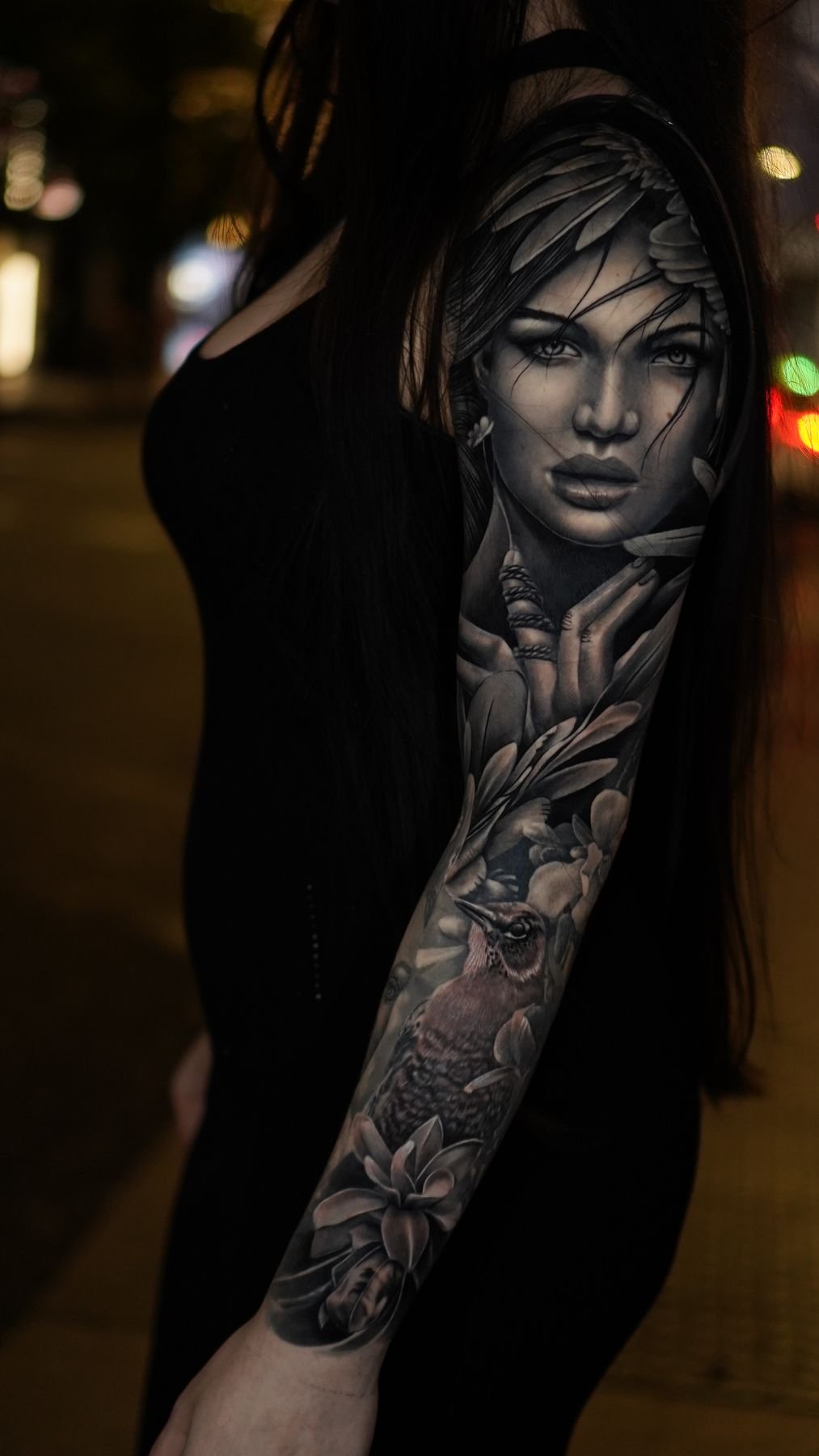 Tatuaje de manga completa en blanco y negro con retrato femenino, ave y flores, estilo realismo Black and Grey